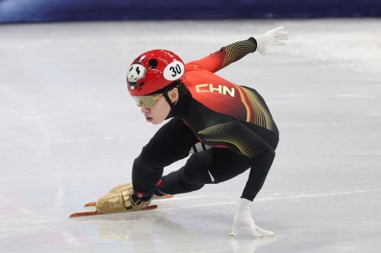 중국으로 귀화한 쇼트트랙 린샤오쥔이 4년 뒤 동계올림픽에 한 번 더 출전하고 싶은 의사를 드러냈다. 그는 21일 이탈리아 밀라노 아이스스케이팅 아레나에서 열린 2026 동계올림픽 쇼트트랙 남자 5000m 계주 파이널B(순위결정전)을 마친 뒤 한국 취재진과 만났다. 그는 '8년이라는 시간 동안 많은 일들이 있었다. 너무 힘들고, 지치고, 포기하고 싶은 순간도 있었지만 쇼트트랙이 내 인생의 전부였다. 그래서 그냥 귀를 닫고, 눈을 감고 내가 할 수 있는 걸 찾아서 최선을 다하겠다는 생각으로 지금까지 열심히 달려왔다'고 했다. 이번 대회 노메달에 그친 그는 '관리 잘 하면 4년 뒤 한 번 더 가능할 수도 있다'고도 했다. 연합뉴스