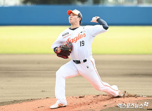 한화 이글스 대만인 투수 왕옌청이 21일 일본 오키나와 고친다 구장에서 열린 대한민국 2026 월드베이스볼클래식(WBC) 대표팀과의 연습경기에 선발등판, 2이닝 무실점으로 호투했다. 사진 고아라 기자