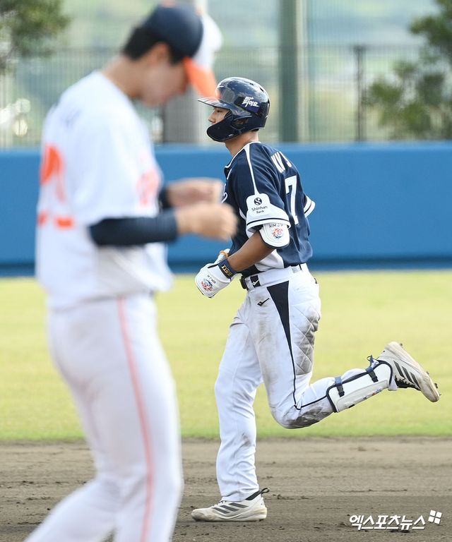 2026 월드베이스볼클래식(WBC) 국가대표팀 투수 송승기가 21일 일본 오키나와 고친다 구장에서 열린 한화 이글스 연습경기에서 7회초 결승 3점 홈런을 기록했다. 사진 고아라 기자