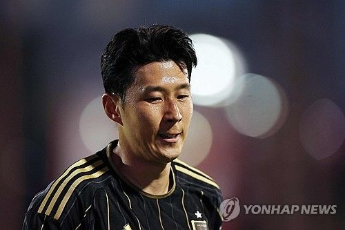 LAFC 손흥민이 축구의 신 리오넬 메시(인터 마이애미)와의 맞대결을 앞두고 개인의 대결이 아닌 팀 대결에 초점을 맞추겠다고 밝혔다. 손흥민과 메시의 맞대결을 앞두고 전 세계 팬들의 관심이 집중되고 있는 가운데 손흥민은 메시와의 개인적인 맞대결보다는 소속팀 LAFC의 승리를 최우선으로 하겠다는 뜻을 밝혔다. 손흥민은 메시와 두 차례 맞대결을 벌인 바 있다. 아직까지 메시를 상대로 승리가 없는 손흥민이 미국 땅에서 승리를 가져올 수 있을지 관심이 집중된다. 연합뉴스