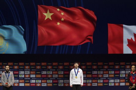 중국으로 귀화한 쇼트트랙 린샤오쥔이 4년 뒤 동계올림픽에 한 번 더 출전하고 싶은 의사를 드러냈다. 그는 21일 이탈리아 밀라노 아이스스케이팅 아레나에서 열린 2026 동계올림픽 쇼트트랙 남자 5000m 계주 파이널B(순위결정전)을 마친 뒤 한국 취재진과 만났다. 그는 '8년이라는 시간 동안 많은 일들이 있었다. 너무 힘들고, 지치고, 포기하고 싶은 순간도 있었지만 쇼트트랙이 내 인생의 전부였다. 그래서 그냥 귀를 닫고, 눈을 감고 내가 할 수 있는 걸 찾아서 최선을 다하겠다는 생각으로 지금까지 열심히 달려왔다'고 했다. 이번 대회 노메달에 그친 그는 '관리 잘 하면 4년 뒤 한 번 더 가능할 수도 있다'고도 했다. 연합뉴스