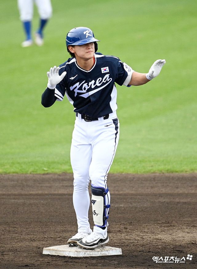 2026 월드베이스볼클래식 국가대표팀 내야수 김도영(오른쪽)이 20일 일본 오키나와 온나손의 아카마 구장에서 열린 삼성 라이온즈와의 연습경기에서 1회초 2루타를 기록했다. 사진 고아라기자