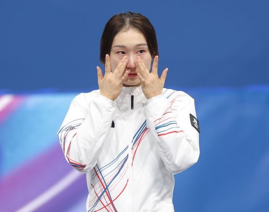 한국 여자 쇼트트랙의 간판 최민정(27·성남시청)이 2026 밀라노·코르티나담페초 동계올림픽을 끝으로 올림픽 무대에서 퇴장한다. 지금까지 어머니의 사랑이 뒷받침됐던 사실이 공개되며 더욱 화제가 되고 있다. 최민정은 1500m 결승에 앞서 진행된 국제올림픽위원회(IOC)와의 인터뷰에서 밀라노 출국 전 어머니로부터 받은 손편지를 공개했다. 연합뉴스