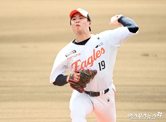 한화 이글스 대만인 투수 왕옌청이 21일 일본 오키나와 고친다 구장에서 열린 대한민국 2026 월드베이스볼클래식(WBC) 대표팀과의 연습경기에 선발등판, 2이닝 무실점으로 호투했다. 사진 고아라 기자