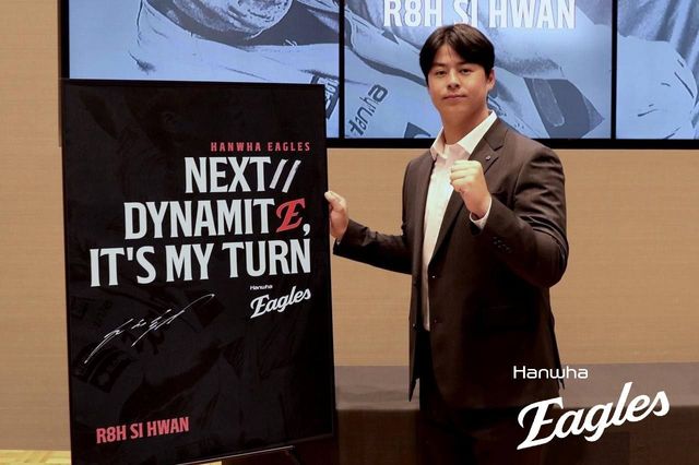 한화 구단은 '지난 22일 팀의 간판타자 노시환과 비FA 다년계약을 맺었다'고 23일 발표했다. 계약 조건은 2027시즌부터 2037시즌까지 계약기간 11년에 옵션 포함 총액 307억원으로, 이는 FA 계약과 비FA 다년계약을 통틀어 KBO리그 역대 최장기이자 최대 규모 계약이다. 노시환과의 비FA 다년계약은 한화 이글스의 올 겨울 스토브리그 최대 과제이자 KBO리그 초대형 관심사였ek. 한화 구단은 지난달 21일 2026시즌 연봉 재계약 대상 선수들과 계약을 마쳤다고 공식 발표한 뒤 가장 눈길을 끌었던 노시환과의 연봉 액수를 10억원에 책정했음을 알렸다. 안전장치를 확보한 뒤 한 달 만에 KBO리그 초대형 계약을 알렸다. 한화 이글스 