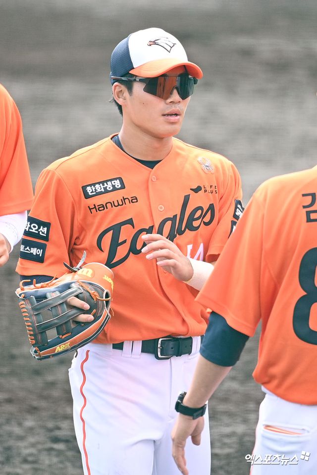 한화 이글스 외야수 오재원이 22일 일본 오키나와 니시자키 구장에서 열린 지바롯데와의 연습경기에서 3타수 1안타를 기록했다. 사진 고아라 기자