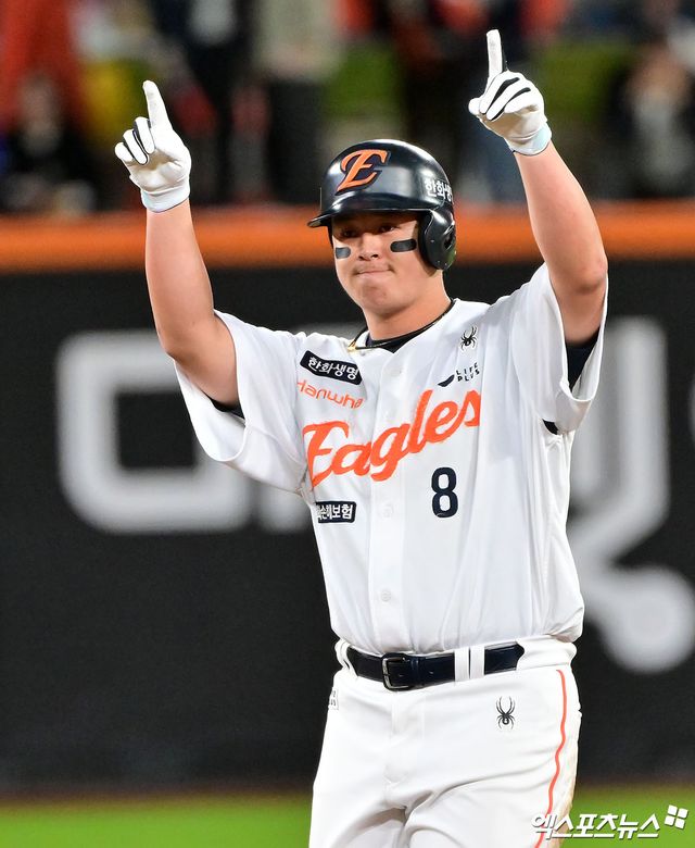 한화 구단은 '지난 22일 팀의 간판타자 노시환과 비FA 다년계약을 맺었다'고 23일 발표했다. 계약 조건은 2027시즌부터 2037시즌까지 계약기간 11년에 옵션 포함 총액 307억원으로, 이는 FA 계약과 비FA 다년계약을 통틀어 KBO리그 역대 최장기이자 최대 규모 계약이다. 노시환과의 비FA 다년계약은 한화 이글스의 올 겨울 스토브리그 최대 과제이자 KBO리그 초대형 관심사였ek. 한화 구단은 지난달 21일 2026시즌 연봉 재계약 대상 선수들과 계약을 마쳤다고 공식 발표한 뒤 가장 눈길을 끌었던 노시환과의 연봉 액수를 10억원에 책정했음을 알렸다. 안전장치를 확보한 뒤 한 달 만에 KBO리그 초대형 계약을 알렸다. 엑스포츠뉴스DB