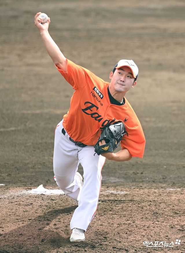 한화 이글스 우완 윤산흠이 22일 일본 오키나와 니시자키 구장에서 열린 일본프로야구(NPB) 지바롯데 마린즈와의 연습경기에서 0.2이닝 5실점으로 부진했다. 사진 고아라 기자