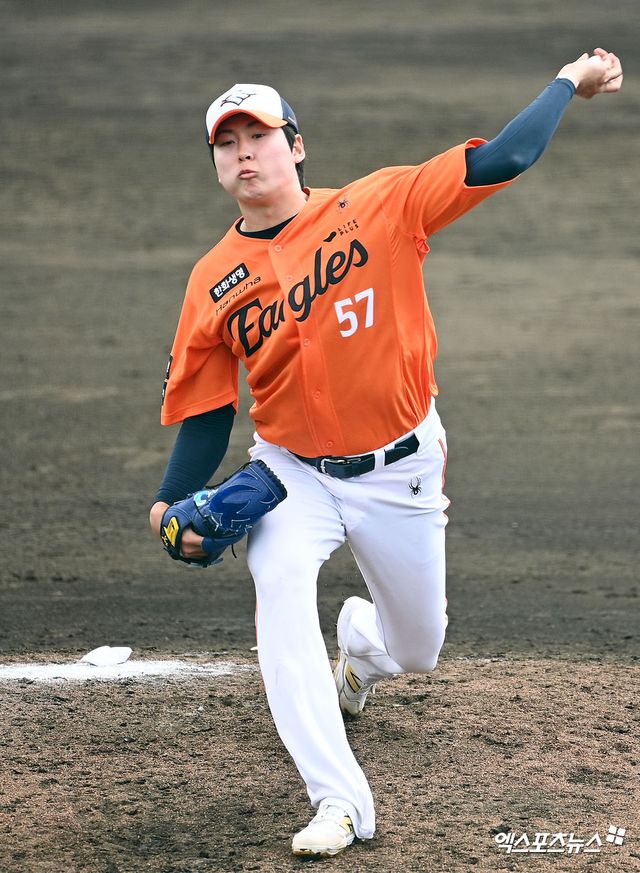 한화 이글스 좌완 조동욱이 22일 일본 오키나와 니시자키 구장에서 열린 일본프로야구(NPB) 지바롯데 마린즈와의 연습경기에서 0.1이닝 5실점으로 부진했다. 사진 고아라 기자 
