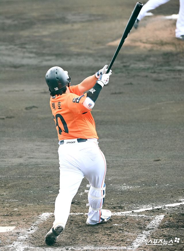 한화 이글스 외야수 오재원이 22일 일본 오키나와 니시자키 구장에서 열린 지바롯데와의 연습경기에서 3타수 1안타를 기록했다. 사진 고아라 기자