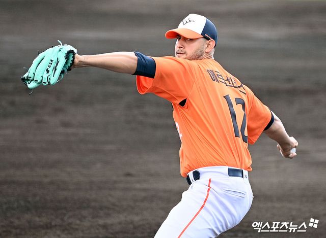 한화 이글스 새 외국인 투수 윌켈 에르난데스가 22일 일본 오키나와 니시자키 구장에서 열린 일본프로야구(NPB) 지바롯데 마린스와 연습경기에 선발등판, 2이닝 무실점을 기록했다. 사진 고아라 기자