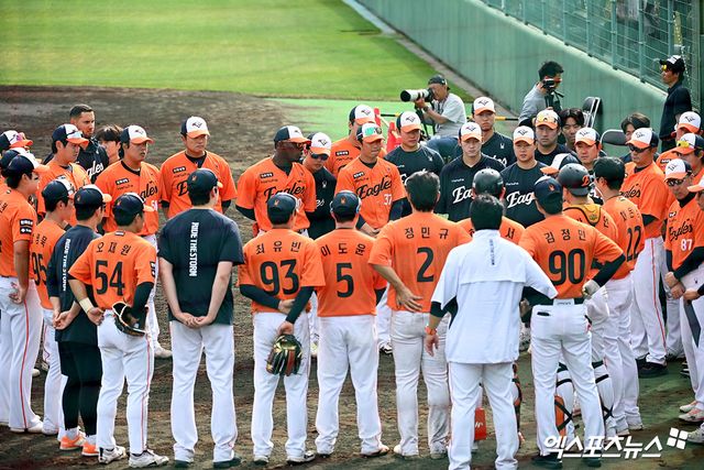 김경문 감독이 이끄는 한화 이글스가 22일 일본 오키나와 니시자키 구장에서 열린 일본프로야구(NPB) 지바롯데 마린즈와의 연습경기에서 0-18로 졌다. 사진 고아라 기자 