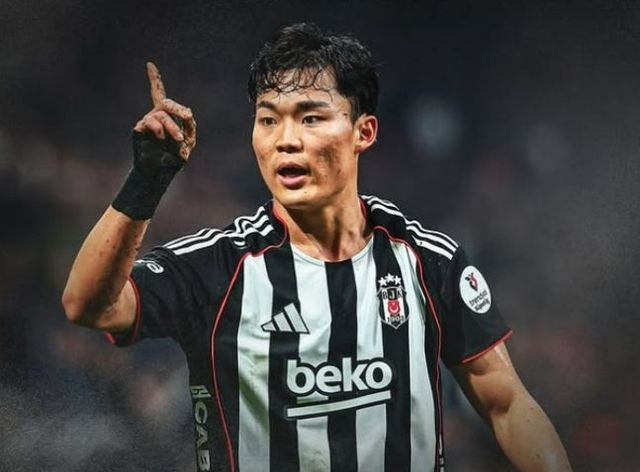 튀르키예 무대에 진출한 국가대표 공격수 오현규가 베식타스 구단 123년 역사상 최초로 이적 직후 3경기 연속 골을 터뜨리는 대기록을 작성했다. 오현규는 23일(한국시간) 튀르키예 이스탄불에 위치한 튀프라쉬 스타디움에서 열린 2025-2026시즌 쉬페르리그 23라운드 괴즈테페와의 홈 경기에 선발 출전해 쐐기골을 폭발시키며 팀의 4-0 완승에 기여했다. 이 득점으로 오현규는 리그 이적 후 3경기 만에 3골 1도움을 몰아치는 가공할 파괴력을 보여줬다. 앞서 지난 9일 알란야스포르전 오버헤드킥 데뷔골, 16일 바샥셰히르 원정 1골 1도움에 이은 3경기 연속 골이다. SNS