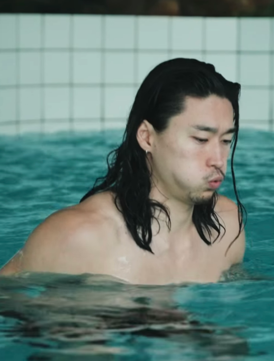 긴 재활 끝에 돌아와 2026 국제축구연맹(FIFA) 북중미 월드컵을 준비하고 있던 국가대표 스트라이커 조규성(미트윌란)이 또다시 쓰러졌다. 치명적인 합병증을 극복하고 그라운드에 돌아온 지 얼마 되지 않아 다시 무릎을 부여잡으며 소속팀과 대표팀 모두 초비상이 걸렸다. 아직 정확한 부상 정도는 알려지지 않았으나, 회복이 지연될 경우 생애 두 번째 월드컵 참가 여부까지 장담할 수 없는 치명적인 위기에 놓였다. SNS