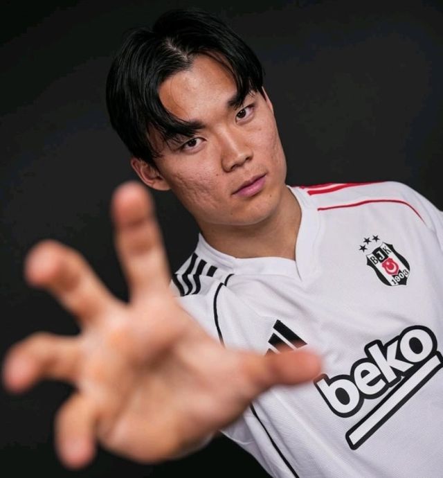 튀르키예 무대에 진출한 국가대표 공격수 오현규가 베식타스 구단 123년 역사상 최초로 이적 직후 3경기 연속 골을 터뜨리는 대기록을 작성했다. 오현규는 23일(한국시간) 튀르키예 이스탄불에 위치한 튀프라쉬 스타디움에서 열린 2025-2026시즌 쉬페르리그 23라운드 괴즈테페와의 홈 경기에 선발 출전해 쐐기골을 폭발시키며 팀의 4-0 완승에 기여했다. 이 득점으로 오현규는 리그 이적 후 3경기 만에 3골 1도움을 몰아치는 가공할 파괴력을 보여줬다. 앞서 지난 9일 알란야스포르전 오버헤드킥 데뷔골, 16일 바샥셰히르 원정 1골 1도움에 이은 3경기 연속 골이다. SNS