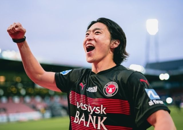 긴 재활 끝에 돌아와 2026 국제축구연맹(FIFA) 북중미 월드컵을 준비하고 있던 국가대표 스트라이커 조규성(미트윌란)이 또다시 쓰러졌다. 치명적인 합병증을 극복하고 그라운드에 돌아온 지 얼마 되지 않아 다시 무릎을 부여잡으며 소속팀과 대표팀 모두 초비상이 걸렸다. 아직 정확한 부상 정도는 알려지지 않았으나, 회복이 지연될 경우 생애 두 번째 월드컵 참가 여부까지 장담할 수 없는 치명적인 위기에 놓였다. SNS