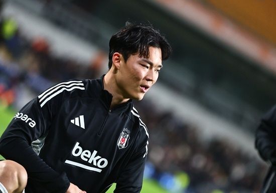 튀르키예 무대에 진출한 국가대표 공격수 오현규가 베식타스 구단 123년 역사상 최초로 이적 직후 3경기 연속 골을 터뜨리는 대기록을 작성했다. 오현규는 23일(한국시간) 튀르키예 이스탄불에 위치한 튀프라쉬 스타디움에서 열린 2025-2026시즌 쉬페르리그 23라운드 괴즈테페와의 홈 경기에 선발 출전해 쐐기골을 폭발시키며 팀의 4-0 완승에 기여했다. 이 득점으로 오현규는 리그 이적 후 3경기 만에 3골 1도움을 몰아치는 가공할 파괴력을 보여줬다. 앞서 지난 9일 알란야스포르전 오버헤드킥 데뷔골, 16일 바샥셰히르 원정 1골 1도움에 이은 3경기 연속 골이다. SNS