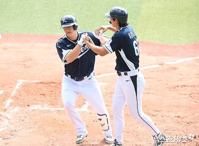 2026 WBC 국가대표팀 내야수 노시환이 23일 일본 오키나와 가네다 구장에서 열린 한화 이글스와의 연습경기에서 1회초 2점 홈런을 기록했다. WBC 대표팀은 이날 7-4로 이겼다. 일부 투수들이 기복을 보이긴 했지만, 타자들의 경기 감각이 정상궤도에 가까워지고 있는 걸 확인했다.&nbsp;대표팀은 이날 선발투수로 출격한 우완 파이어볼러 곽빈(두산 베어스)이 2이닝 1피안타 3탈삼진 무실점 쾌투를 선보였다. 열흘 앞으로 다가온 2026 WBC 첫 경기를 앞두고 순조롭게 컨디션이 올라오고 있음을 증명했다. 그러면서 기분 좋은 역전승을 챙겼다. 오키나와, 고아라 기자