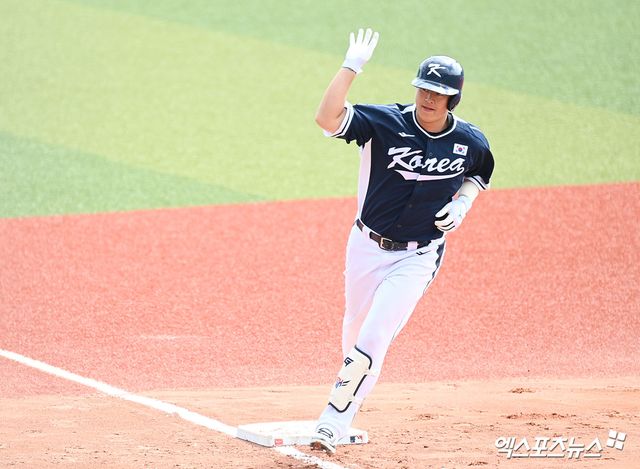 노시환이 23일 일본 오키나와 가네다 구장에서 열린 2026 월드베이스볼클래식(WBC) 대표팀과 한화 이글스와의 연습경기에서 홈런포를 날린 뒤 세리머니를 하고 있다. 한화 구단은 이날 '팀의 간판타자 노시환과 비FA 다년계약을 지난 22일 맺었다'고 발표했다. 계약 조건은 2027시즌부터 2037시즌까지 계약기간 11년에 옵션 포함 총액 307억원으로, 이는 FA 계약과 비FA 다년계약을 통틀어 KBO리그 역대 최장기이자 최대 규모 계약이다. 오키나와, 고아라 기자