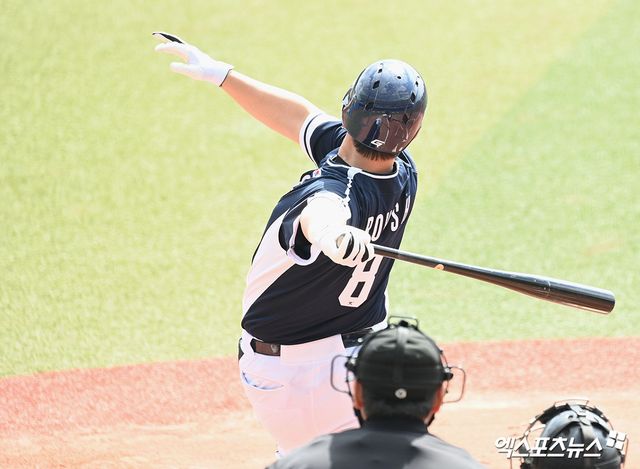 노시환이 23일 일본 오키나와 가네다 구장에서 열린 2026 월드베이스볼클래식(WBC) 대표팀과 한화 이글스와의 연습경기에서 홈런포를 날리고 있다. 한화 구단은 이날 '팀의 간판타자 노시환과 비FA 다년계약을 지난 22일 맺었다'고 발표했다. 계약 조건은 2027시즌부터 2037시즌까지 계약기간 11년에 옵션 포함 총액 307억원으로, 이는 FA 계약과 비FA 다년계약을 통틀어 KBO리그 역대 최장기이자 최대 규모 계약이다. 오키나와, 고아라 기자