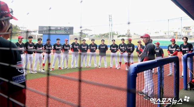이범호 KIA 타이거즈 감독이 24일 일본 오키나와 가네다 구장에서 열린 대한민국 2026 월드베이스볼클래식(WBC) 국가대표팀과의 연습경기에서 3-6으로 패한 직후 선수단 전체 미팅을 소집했다. 사진 고아라 기자