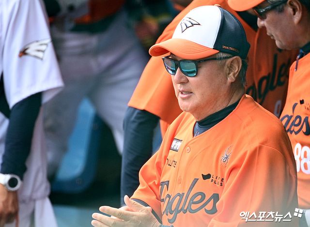 김경문 한화 이글스 감독이 지난 22일 일본프로야구(NPB) 지바롯데와 연습경기에서 크게 부진한 모습을 보였던 투수 조동욱, 김종수 등 총 6명의 선수들을 2군 캠프로 이동시켰다. 사진 고아라 기자