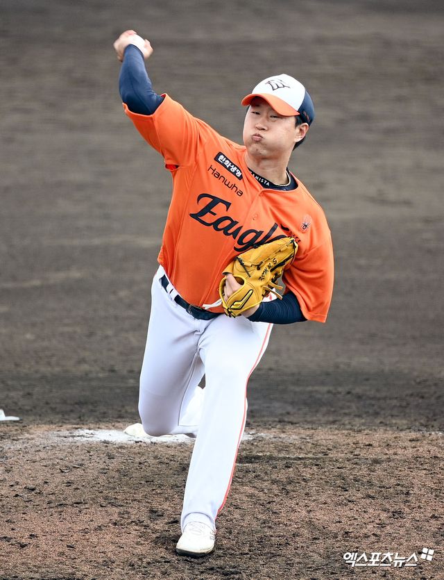 지난 22일 일본프로야구(NPB) 지바롯데 마린즈와 연습경기에서 1이닝 8실점으로 부진했던 한화 이글스 투수 김종수가 24일 2군 캠프로 이동하게 됐다. 사진 고아라 기자