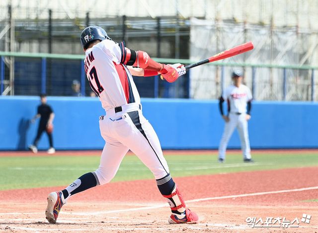 LG 트윈스 외야수 박해민이 한화 이글스 루키 외야수 오재원에게 자신의 글러브를 선물했다. 사진 고아라 기자
