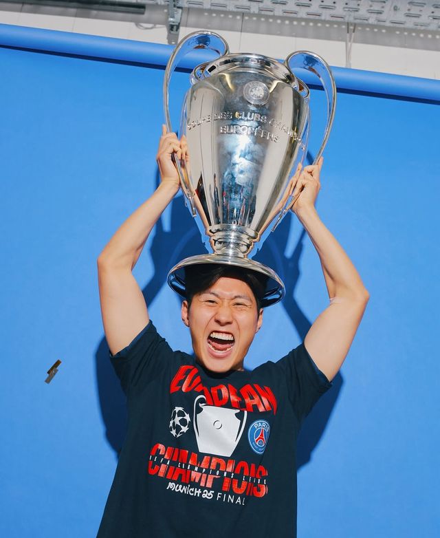 이강인(파리 생제르맹)이 '캡틴' 손흥민(LAFC)의 아성을 무너뜨리고 대한민국 최고 축구선수 자리에 우뚝 섰다. 대한축구협회(KFA)는 24일 천안 코리아풋볼파크에서 '2025 KFA 어워즈'를 열고 이강인을 올해의 선수 남자 부문 수상자로 선정했다. 이강인은 총점 31.4점을 획득해 역대 최다(7회)이자 전년도 수상자인 손흥민(29.2점)을 제치고 1위를 차지했다. SNS