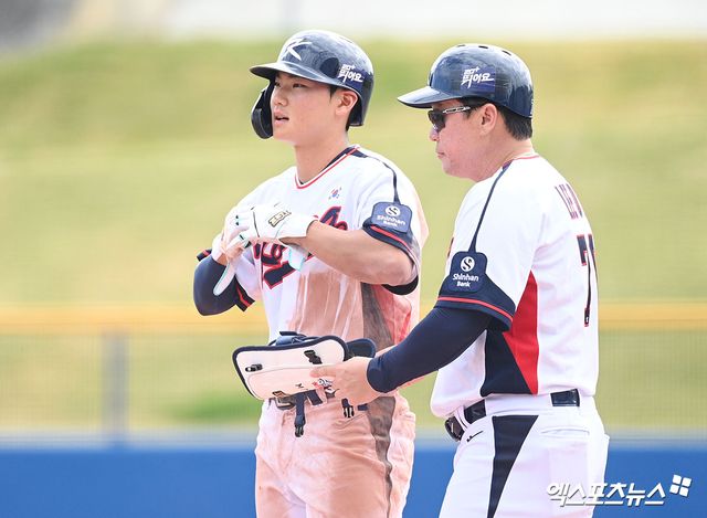 2026 월드베이스볼클래식(WBC)에 출전하는 국가대표팀 내야수 김주원(왼쪽)이 24일 일본 오키나와 가네다 구장에서 열린 KIA 타이거즈와의 연습경기에서 멀티 히트를 기록했다. 사진 고아라 기자