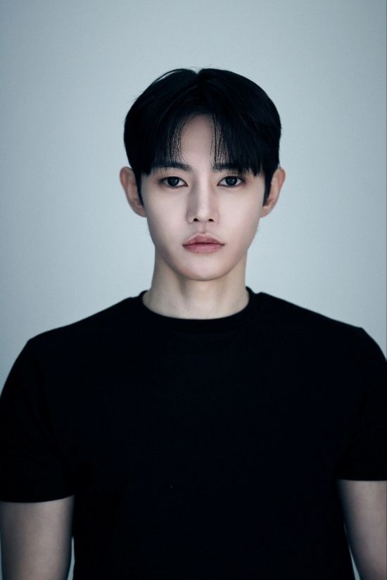 배우 김원식이 락킨코리아와 전속계약했다.