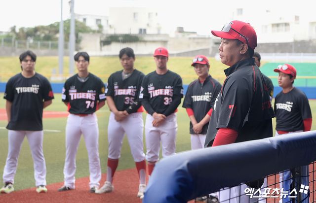 이범호 KIA 타이거즈 감독이 24일 일본 오키나와 가네다 구장에서 열린 대한민국 2026 월드베이스볼클래식(WBC) 국가대표팀과의 연습경기에서 3-6으로 패한 직후 선수단 전체 미팅을 소집했다. 사진 고아라 기자