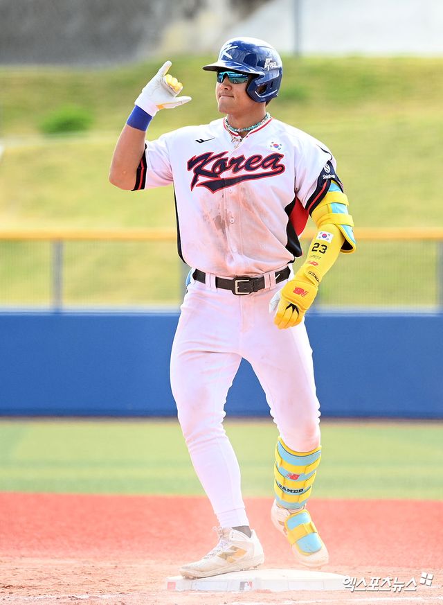 2026 월드베이스볼클래식(WBC)에 출전하는 국가대표팀 외야수 안현민이 24일 일본 오키나와 가네다 구장에서 열린 KIA 타이거즈와의 연습경기에서 안타를 기록했다. 사진 고아라 기자