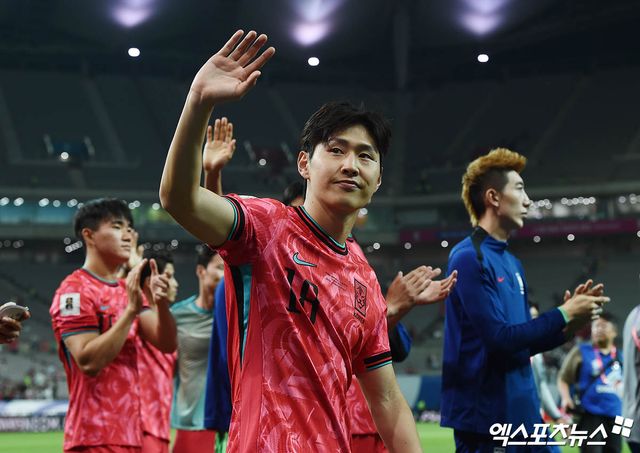 이강인(파리 생제르맹)이 '캡틴' 손흥민(LAFC)의 아성을 무너뜨리고 대한민국 최고 축구선수 자리에 우뚝 섰다. 대한축구협회(KFA)는 24일 천안 코리아풋볼파크에서 '2025 KFA 어워즈'를 열고 이강인을 올해의 선수 남자 부문 수상자로 선정했다. 이강인은 총점 31.4점을 획득해 역대 최다(7회)이자 전년도 수상자인 손흥민(29.2점)을 제치고 1위를 차지했다. 엑스포츠뉴스DB