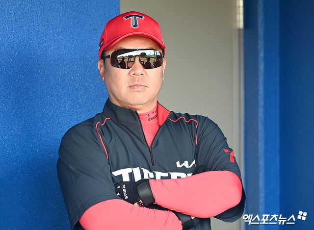 이범호 KIA 타이거즈 감독이 24일 일본 오키나와 가네다 구장에서 열린 대한민국 2026 월드베이스볼클래식(WBC) 국가대표팀과의 연습경기에서 3-6으로 패한 직후 선수단 전체 미팅을 소집했다. 사진 고아라 기자