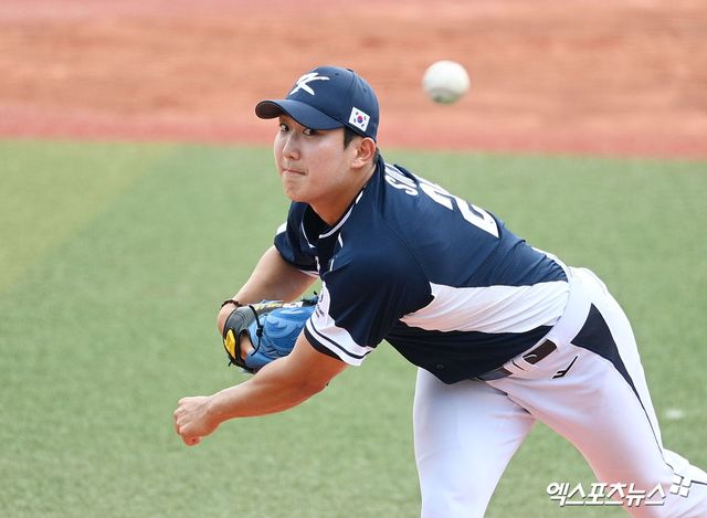 2026 월드베이스볼클래식(WBC) 출전을 준비 중인 국가대표팀 투수 손주영이 23일 일본 오키나와 가네다 구장에서 열린 한화 이글스와의 연습경기에서 2이닝 3실점으로 고전했다. 사진 고아라 기자