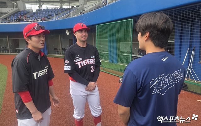 KIA 타이거즈 내야수 제리드 데일(가운데)이 24일 일본 오키나와 가네다 구장에서 열린 2026 WBC 대표팀과의 연습경기 종료 후 김택연(오른쪽)과 만나 자신의 타구에 부상을 입을뻔 했던 부분에 대해 사과했다. 사진 김지수 기자