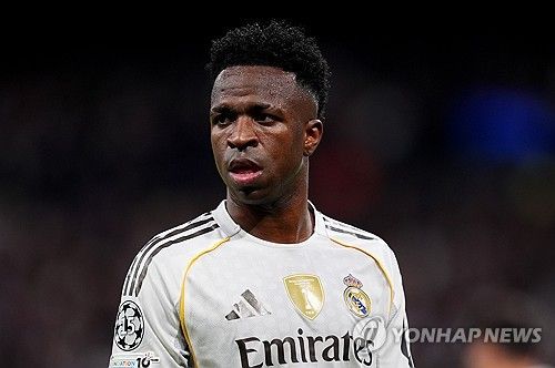 유럽축구연맹(UEFA) 챔피언스리그 무대에서 또다시 불거진 인종차별 스캔들에 대해 UEFA가 철퇴를 내렸다. 영국 공영방송 BBC와 가디언 등 현지 매체는 24일(한국시간) UEFA가 벤피카 공격수 잔루카 프레스티아니에게 잠정 1경기 출전 정지 징계를 내렸다고 보도했다. 레알 마드리드의 비니시우스 주니오르가 제기한 인종차별 주장에 따른 조치다. 연합뉴스