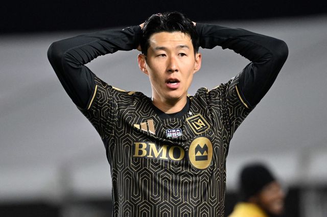 미국 메이저리그사커(MLS) LAFC 손흥민이 체력 안배 차원에서 45분만 그라운드를 누볐다. 팀은 완승을 거두며 16강에 올랐으나 손흥민의 연속 경기 공격포인트 행진은 아쉽게 멈췄다. LAFC는 25일(한국시간) 미국 캘리포니아주 로스앤젤레스의 BMO 스타디움에서 열린 2026시즌 북중미카리브축구연맹(CONCACAF) 챔피언스컵 1라운드 2차전 홈경기에서 레알 에스파냐(온두라스)에 1-0으로 승리했다. 연합뉴스