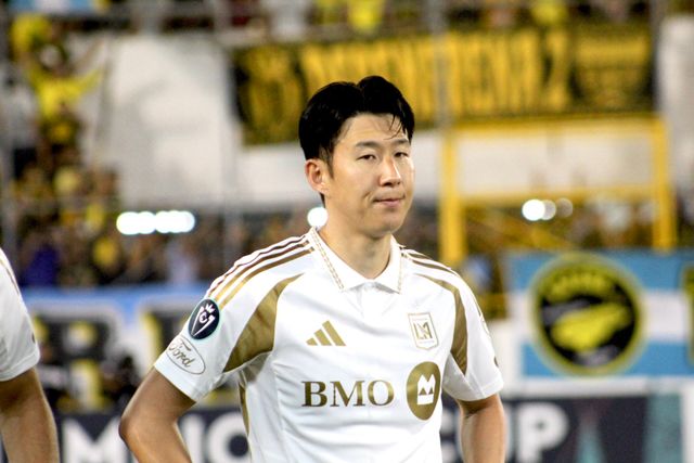 미국 메이저리그사커(MLS) LAFC 손흥민이 체력 안배 차원에서 45분만 그라운드를 누볐다. 팀은 완승을 거두며 16강에 올랐으나 손흥민의 연속 경기 공격포인트 행진은 아쉽게 멈췄다. LAFC는 25일(한국시간) 미국 캘리포니아주 로스앤젤레스의 BMO 스타디움에서 열린 2026시즌 북중미카리브축구연맹(CONCACAF) 챔피언스컵 1라운드 2차전 홈경기에서 레알 에스파냐(온두라스)에 1-0으로 승리했다. SNS