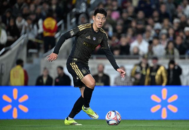 미국 메이저리그사커(MLS) LAFC 손흥민이 체력 안배 차원에서 45분만 그라운드를 누볐다. 팀은 완승을 거두며 16강에 올랐으나 손흥민의 연속 경기 공격포인트 행진은 아쉽게 멈췄다. LAFC는 25일(한국시간) 미국 캘리포니아주 로스앤젤레스의 BMO 스타디움에서 열린 2026시즌 북중미카리브축구연맹(CONCACAF) 챔피언스컵 1라운드 2차전 홈경기에서 레알 에스파냐(온두라스)에 1-0으로 승리했다. 연합뉴스