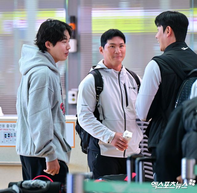  LG트윈스가 2차 스프링캠프를 위해 25일 오전 인천국제공항을 통해 일본 오키나와로 출국했다. 출국장으로 향하는 LG 임찬규-오지환. 인천공항, 김한준 기자