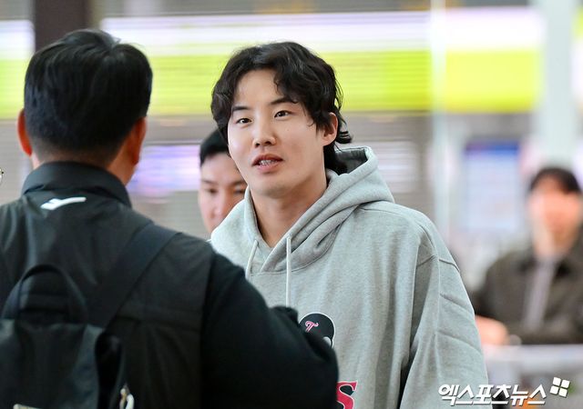 LG트윈스가 2차 스프링캠프를 위해 25일 오전 인천국제공항을 통해 일본 오키나와로 출국했다. 출국장으로 향하는 LG 임찬규. 인천공항, 김한준 기자