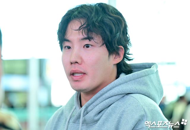 LG트윈스가 2차 스프링캠프를 위해 25일 오전 인천국제공항을 통해 일본 오키나와로 출국했다. 출국 전 인터뷰하는 LG 임찬규. 인천공항, 김한준 기자