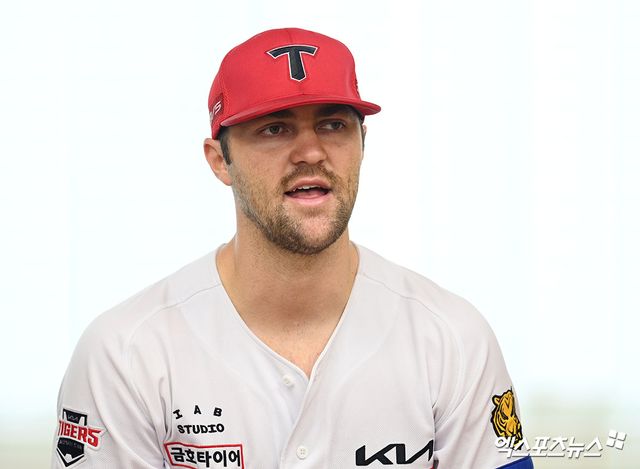 KIA 타이거즈 외국인 투수 제임스 네일이 25일 일본 오키나와 킨 스타디움에서 불펜 피칭을 실시한 뒤 취재진과 인터뷰를 진행했다. 사진 고아라 가지