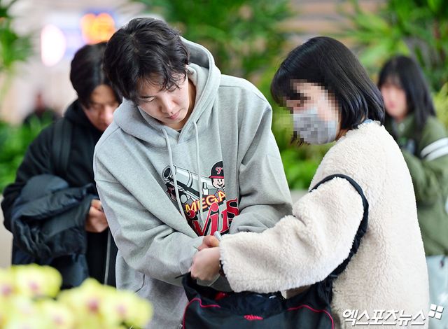  LG트윈스가 2차 스프링캠프를 위해 25일 오전 인천국제공항을 통해 일본 오키나와로 출국했다. 출국 전 LG 임찬규가 팬에게 사인을 해주고 있다. 인천공항, 김한준 기자