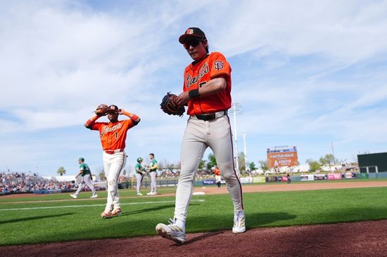 샌프란시스코 자이언츠 외야수 이정후가 25일 LA 에인절스전에서 시범경기 3경기 연속 안타로 타격감을 끌어 올렸다. 2026시즌을 앞두고 우익수 수비로 전환한 이정후는 시범경기 두 차례 홈 보살로 달라진 수비력까지 선보이고 있다. 이정후는 오는 27일 일본 오사카로 이동해 WBC 한국 야구대표팀에 합류할 예정이다. 연합뉴스