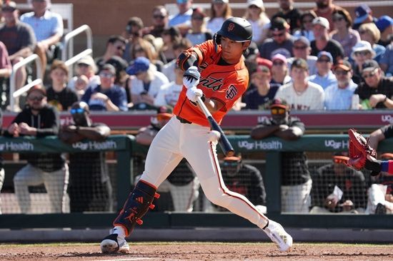 샌프란시스코 자이언츠 외야수 이정후가 25일 LA 에인절스전에서 시범경기 3경기 연속 안타로 타격감을 끌어 올렸다. 2026시즌을 앞두고 우익수 수비로 전환한 이정후는 시범경기 두 차례 홈 보살로 달라진 수비력까지 선보이고 있다. 이정후는 오는 27일 일본 오사카로 이동해 WBC 한국 야구대표팀에 합류할 예정이다. 연합뉴스