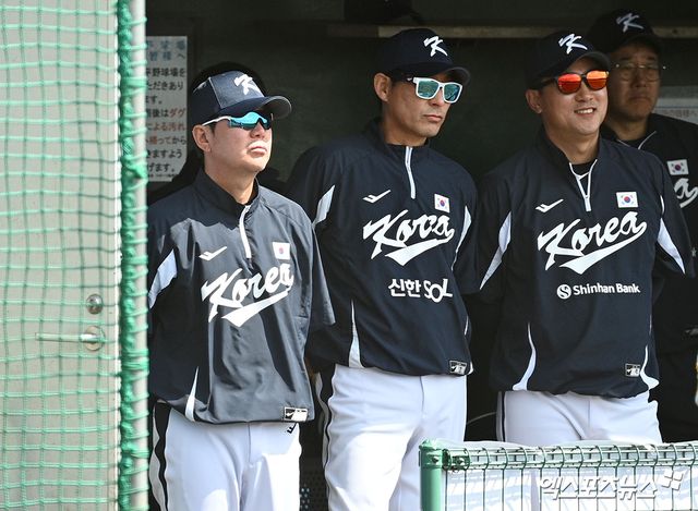 일본 오키나와에서 2026 월드베이스볼클래식(WBC) 출전을 준비 중인 류지현(왼쪽) 국가대표팀 감독. 사진 고아라 기자