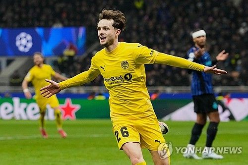 노르웨이의 소도시 구단 보되/글림트가 유럽축구연맹(UEFA) 챔피언스리그(UCL) 무대에서 세계적 강호들을 잇따라 격파하며 '강팀 킬러' 본능을 뽐냈다. 보되/글림트는 25일(한국시간) 이탈리아 밀라노의 산시로에서 열린 2025-2026시즌 UCL 16강 플레이오프 2차전 원정 경기에서 이탈리아 명문 인터 밀란을 2-1로 꺾었다. 1차전 홈경기 3-1 승리에 이어 2차전 원정까지 잡아낸 보되/글림트는 1, 2차전 합계 5-2로 세리에A 선두 인터 밀란을 완벽하게 침몰시키고 16강 진출에 성공했다. 연합뉴스